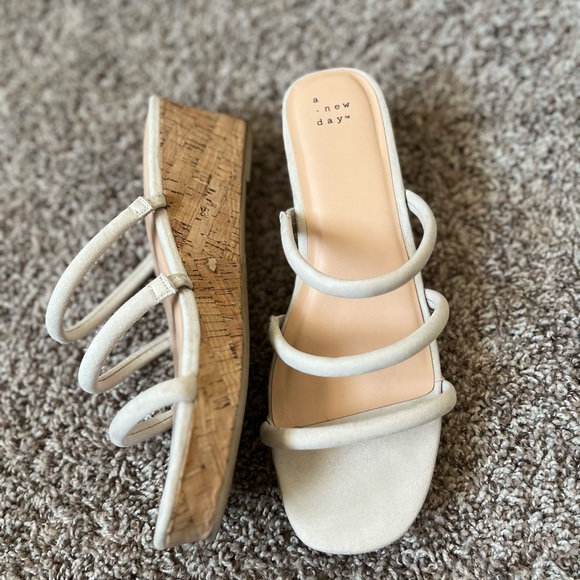 tan/ off white easy to walk in soooo classy - Picture 4 of 5